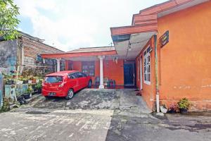 塔旺曼谷OYO 92759 Penginapan Piji Kembar的停在大楼前的一辆红色货车