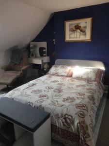 希舍姆Morecambe Seaside Room的一间卧室，里面有一张床、一张桌子和一把椅子