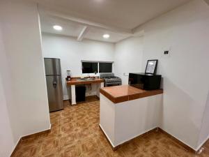 a room with a kitchen with a counter and a refrigerator at Casa Blanca Acolman Ideal for 10 people in Acolman de Netzahualcóyotl