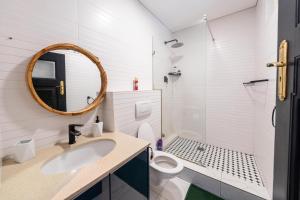 een badkamer met een wastafel, een toilet en een spiegel bij Stylish City Gem Apartment in Green Market Square in Kaapstad +20 foto's