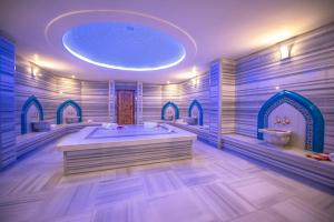 y un baño grande con bañera y 2 lavabos. en Babillon Hotel Spa & Restaurant, en Rize