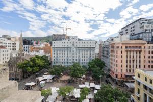 een luchtfoto van een stad met gebouwen bij Stylish City Gem Apartment in Green Market Square in Kaapstad