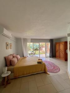 a bedroom with a large bed and a large window at Mo Ti Baz Kalodyne in Calodyne