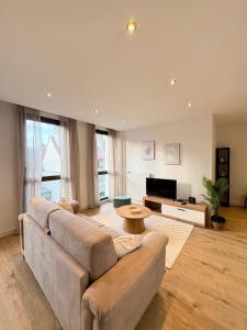 a large living room with a couch and a table at Nouveau au coeur de Troyes - Offre de lancement in Troyes