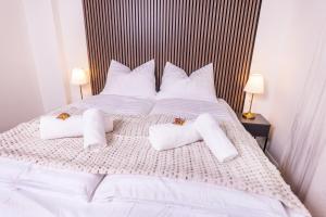 クレーフェルトにあるNUIT Apartment - HBF, Zentral, Helios-Klinik, Messe Düsseldorf 20 Min, NEUの白いベッド(白い枕、タオル付)