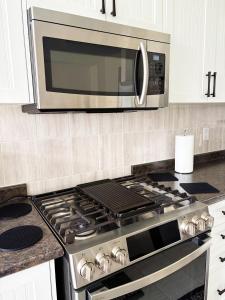 Ảnh trong thư viện ảnh của 2024 Built Elegant 3BR Kleinburg Vaughan Townhouse with Free Parking, WiFi, Full Kitchen, Laundry, Near Canada's Wonderland! Perfect for Family Travel, Group Trips & Work Stays! ở Vaughan