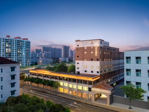 Atour Hotel Shanghai Jing'an North XIzang Road Metro Station في شانغهاي: منظر علوي لمبنى في المدينة