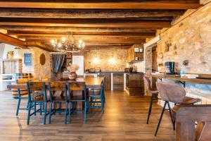 Una cocina y un comedor con mesa y sillas. en Masía La Parreta, en Villafranca del Cid