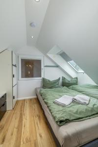 a bedroom with a bed with green sheets and a window at EINFACH SCHÖN Ferienwohnungen in Kurort Oberwiesenthal +87 photos