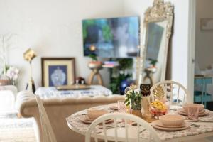 - une salle à manger avec une table, des chaises et un miroir dans l'établissement West End Boutique Apt near South Brisbane & CBD, à Brisbane