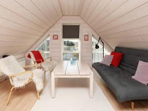 een woonkamer met een bank en een tafel bij 5 person holiday home in Skagen-By Traum in Kandestederne +21 foto's