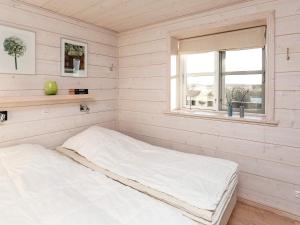 een bed in een kamer met een raam bij 5 person holiday home in Skagen-By Traum in Kandestederne