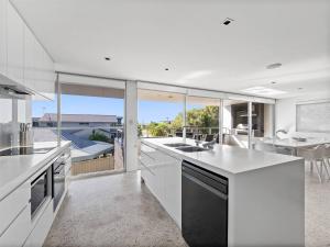 una gran cocina blanca con vistas al océano en Allure - Easy Beachside Living in Prime Location, en Dunsborough
