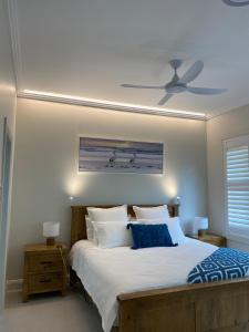 En eller flere senge i et værelse på Bella Cottage by the sea