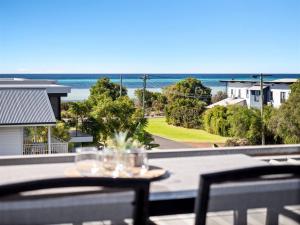 Una mesa en un balcón con vista al mar. en Allure - Easy Beachside Living in Prime Location, en Dunsborough