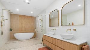 une salle de bain avec deux lavabos et un grand miroir dans l'établissement King Beds - Ensuites - Sleeps 20 - Cinema - Lake, à Neranwood