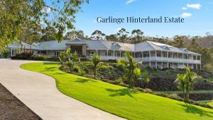 une maison avec une passerelle devant elle dans l'établissement King Beds - Ensuites - Sleeps 20 - Cinema - Lake, à Neranwood