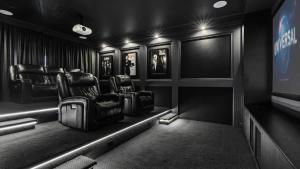 une salle de théâtre avec des chaises et une télévision à écran plat dans l'établissement King Beds - Ensuites - Sleeps 20 - Cinema - Lake, à Neranwood