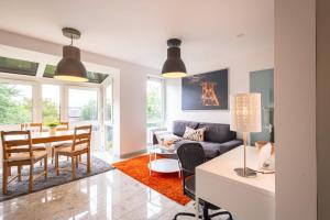 a living room with a couch and a table at Rob's Place - Ruhige 2-Zi-City-Oase mit Panorama über den Weberplatz in Essen