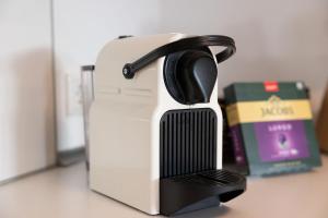 a black and white toaster sitting next to a box at Rob's Place - Ruhige 2-Zi-City-Oase mit Panorama über den Weberplatz in Essen