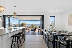 Restoran atau tempat lain untuk makan di Modern 4BR Mirraboo Home with Panoramic Lake Views