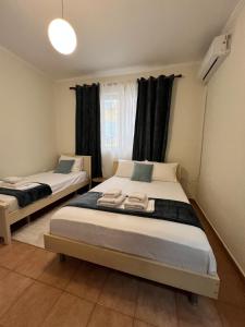 Ένα ή περισσότερα κρεβάτια σε δωμάτιο στο Take 5 INN - Central 2BR by Kavaja Str, Sleeps 5 ppl
