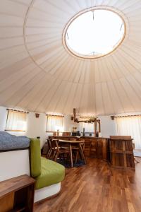 a room with a ceiling with a table in a tent at Farkaskútvölgy in Felsőtold