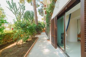 une passerelle à côté d'un bâtiment avec des arbres dans l'établissement Villa Chiara - Lavi Luxury Apartments, à Capri