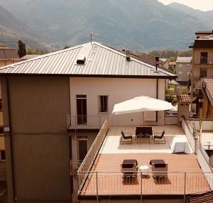 een balkon met een tafel en stoelen en een parasol bij Top Stay Retrò in Costa Volpino