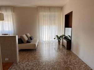 een woonkamer met een bank en een televisie bij Top Stay Retrò in Costa Volpino