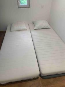 En eller flere senge i et værelse på Les Violettes dans la Loire