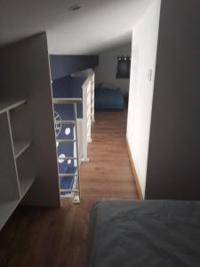 En eller flere senge i et værelse på Les Violettes dans la Loire + 30 billeder