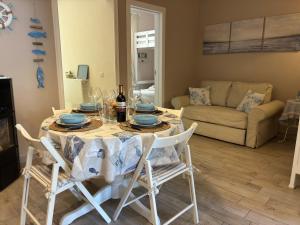 ein Esszimmer mit Tisch und Stühlen in der Unterkunft Piano terra con giardino, vicino al mare in Viareggio