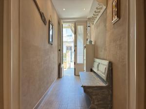 einen Flur mit einer Bank in einem Haus in der Unterkunft Piano terra con giardino, vicino al mare in Viareggio