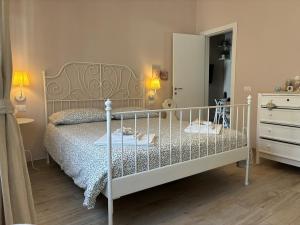 ein Schlafzimmer mit einem Bett, einer Kommode und einem Spiegel in der Unterkunft Piano terra con giardino, vicino al mare in Viareggio + 14 Fotos