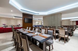 a conference room with a long table and chairs at Razana Al Rawdha Hotel in Makkah