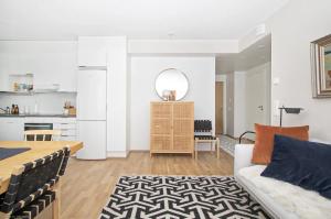 Kuchyň nebo kuchyňský kout v ubytování Stylish Nordic 2BR Apartment with Sauna - Steps from the Kuopio Cathedral