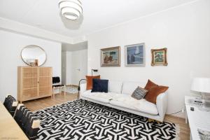 Posezení v ubytování Stylish Nordic 2BR Apartment with Sauna - Steps from the Kuopio Cathedral