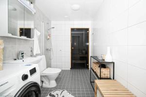 Koupelna v ubytování Stylish Nordic 2BR Apartment with Sauna - Steps from the Kuopio Cathedral + 8 fotografií