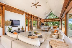 Nathon BayにあるAmaze seaview Villa at Chaweng & 40m Poolのリビングルーム(大きなソファ、テレビ付)