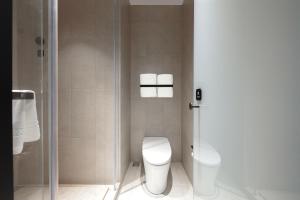 Atour Hotel Shanghai Wujiaochang Huangxing Road Subway Station في شانغهاي: حمام مع مرحاض ودش