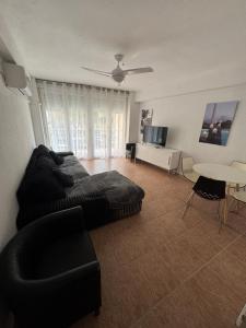 a living room with a couch and a table at Paseo marítimo ALMERIA RL in Almería