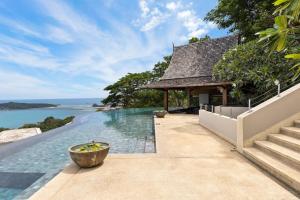 Nathon BayにあるAmaze seaview Villa at Chaweng & 40m Poolの海の景色を望むヴィラ内のインフィニティプール