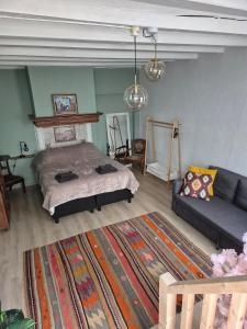 Ένα ή περισσότερα κρεβάτια σε δωμάτιο στο Cozy two-room city center apartment with garden