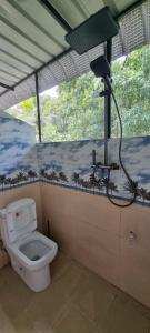 un bagno con wc e doccia di Breath House Hiriketiya a Dikwella Altre 43 foto