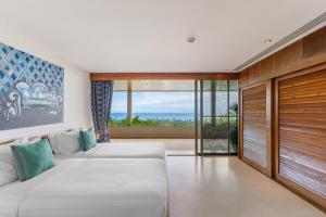 Nathon BayにあるAmaze seaview Villa at Chaweng & 40m Poolのベッドが2つと大きな窓がある寝室 +105枚の写真