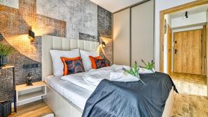 Postel nebo postele na pokoji v ubytování Apartamenty butikowe PINE by Royal Aparts