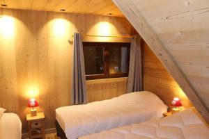 Ένα ή περισσότερα κρεβάτια σε δωμάτιο στο Superbe chalet 6 ch. au pied du domaine des 2 Alpes +19 φωτογραφίες