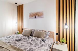 Un dormitorio con una cama y un árbol en la pared. en Superior App 238 mit Pool und Sauna, en Braunlage 34 fotos más