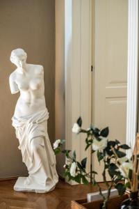 a statue of a mannequin in front of a mirror at Rooms Buonanotte Barbarossa in Prato